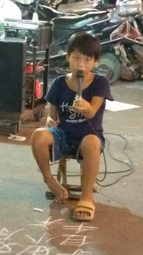 2015年9月3号在广东省普宁市中华新城卖唱的男孩手脚残疾,看起来不像