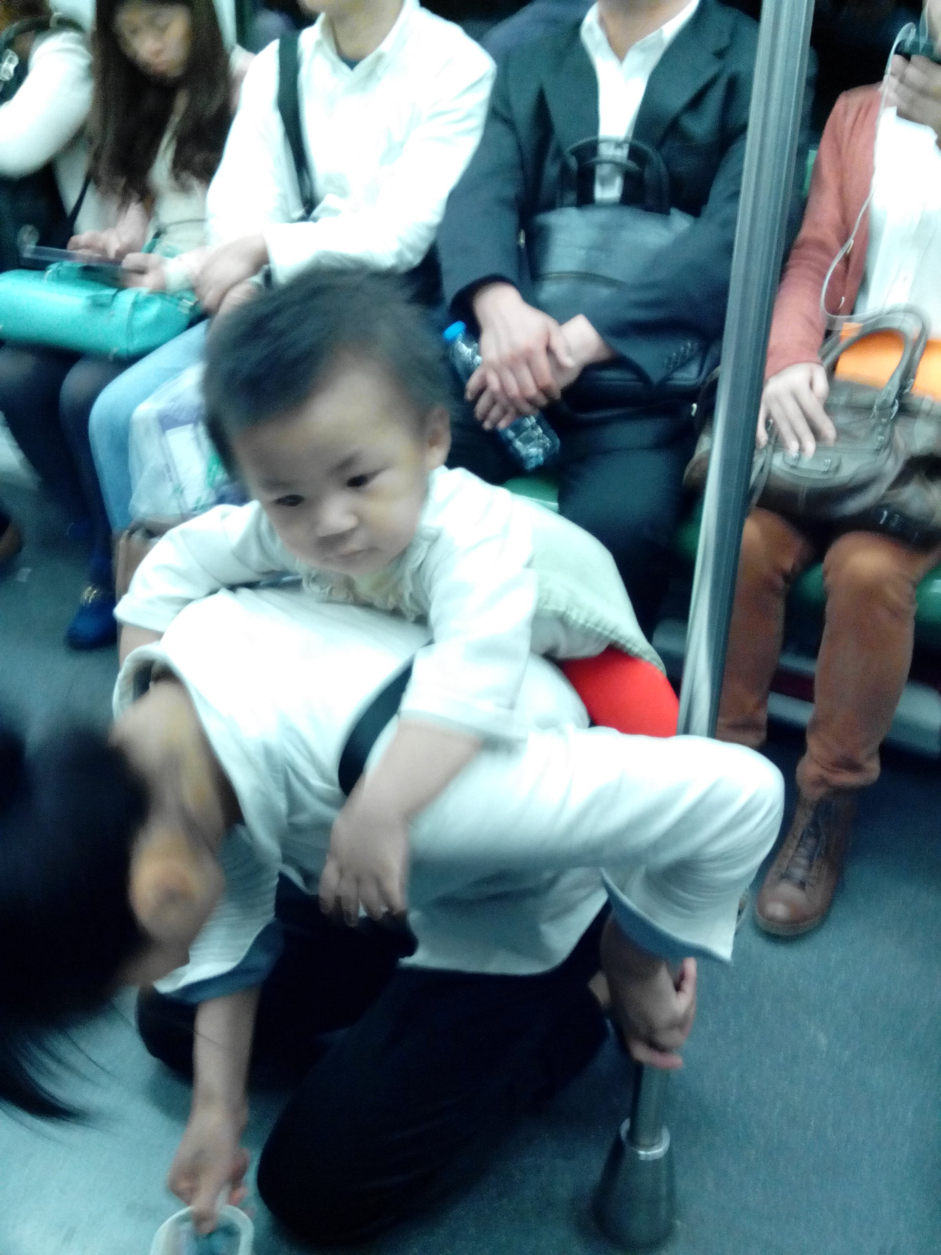 地铁上乞讨的孩子