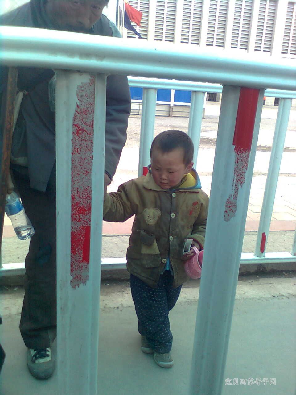 何肥火车站拍到的乞讨儿童
