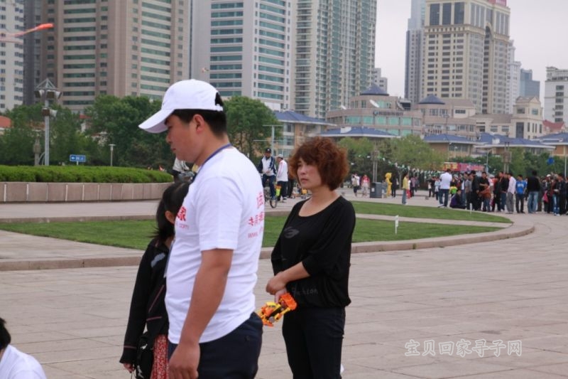 从早晨进场，到活动结束；我用余光观察着失去孩子的家长，他们的眼神是那样凄凉；我只能偷偷的拍照，我怕我 ...