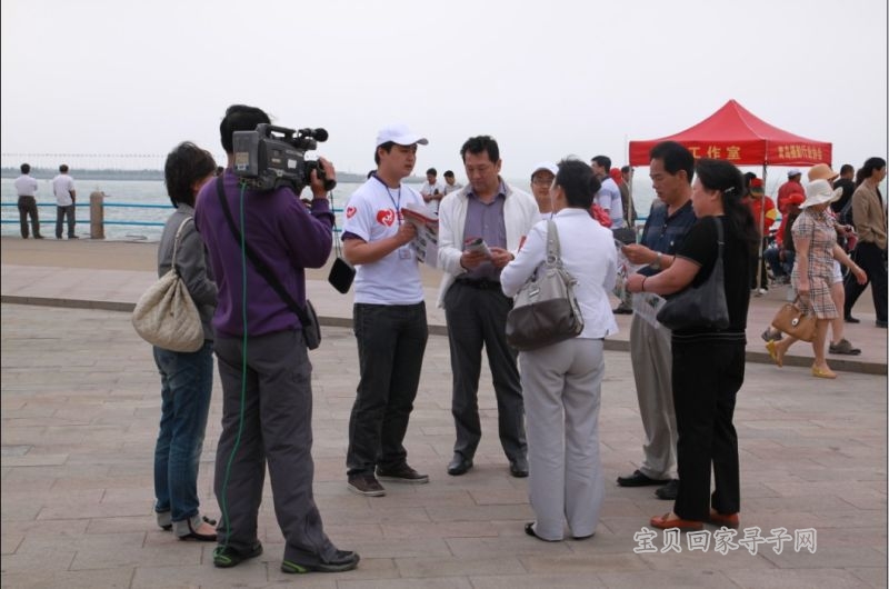 流浪在给路人讲解中接受记者的采访