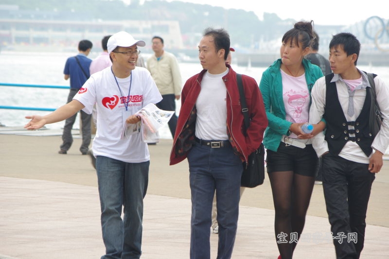 志愿者向路人介绍本次活动2