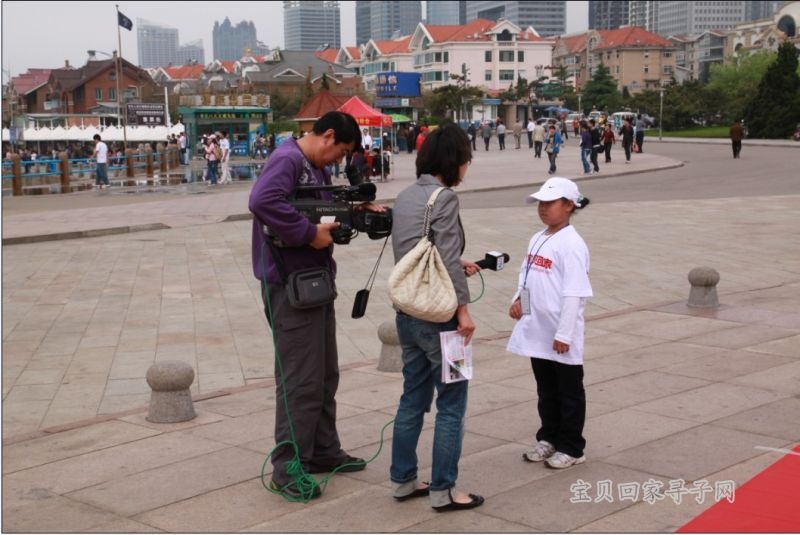 我们最小的志愿者，正在接受记者的采访