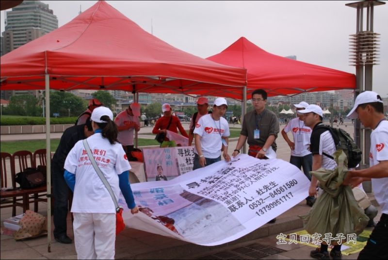 我们的志愿者正在布置会场