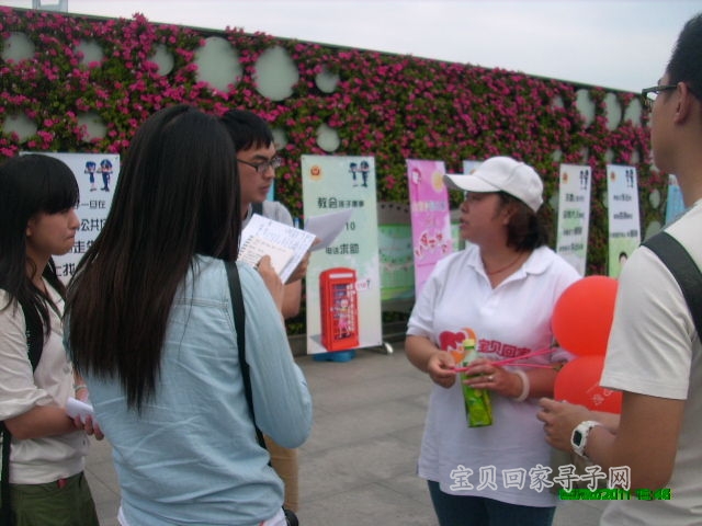 上海管理员白杨现场接受记者采访2.jpg