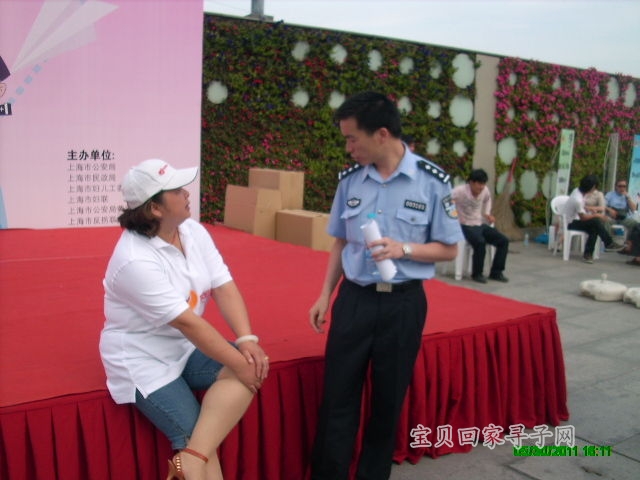 志愿者白杨活动后和王副局长商讨以后合作事宜.jpg