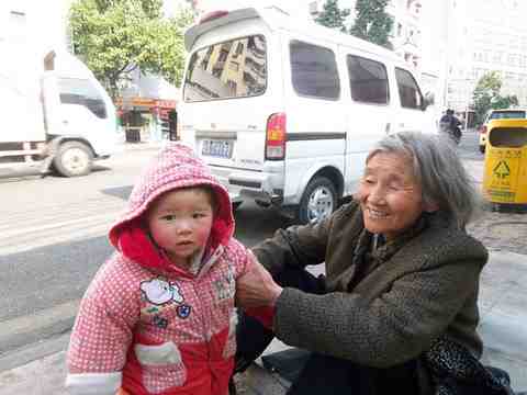 东莞市人民公园公交站乞讨女孩