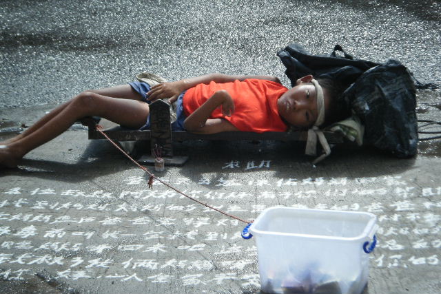 原创版主留意我看到了本站登出的流浪乞讨照片中的东莞乞讨男孩