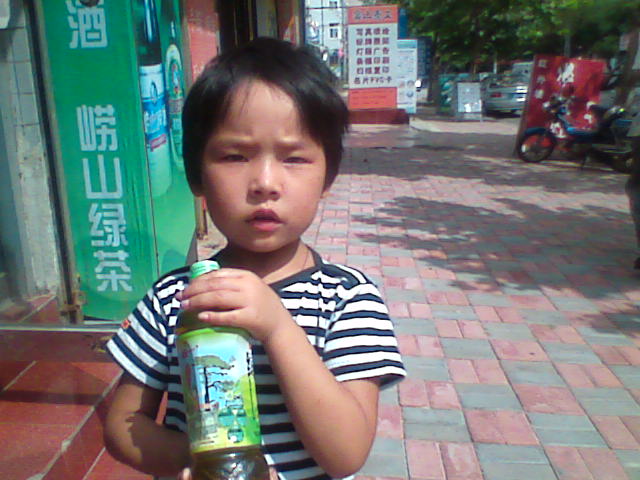 青岛刚来的乞讨小女孩