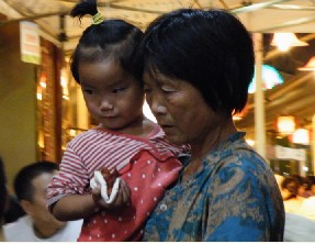 青岛志愿者9.6晚上行动拍到的卖花儿童